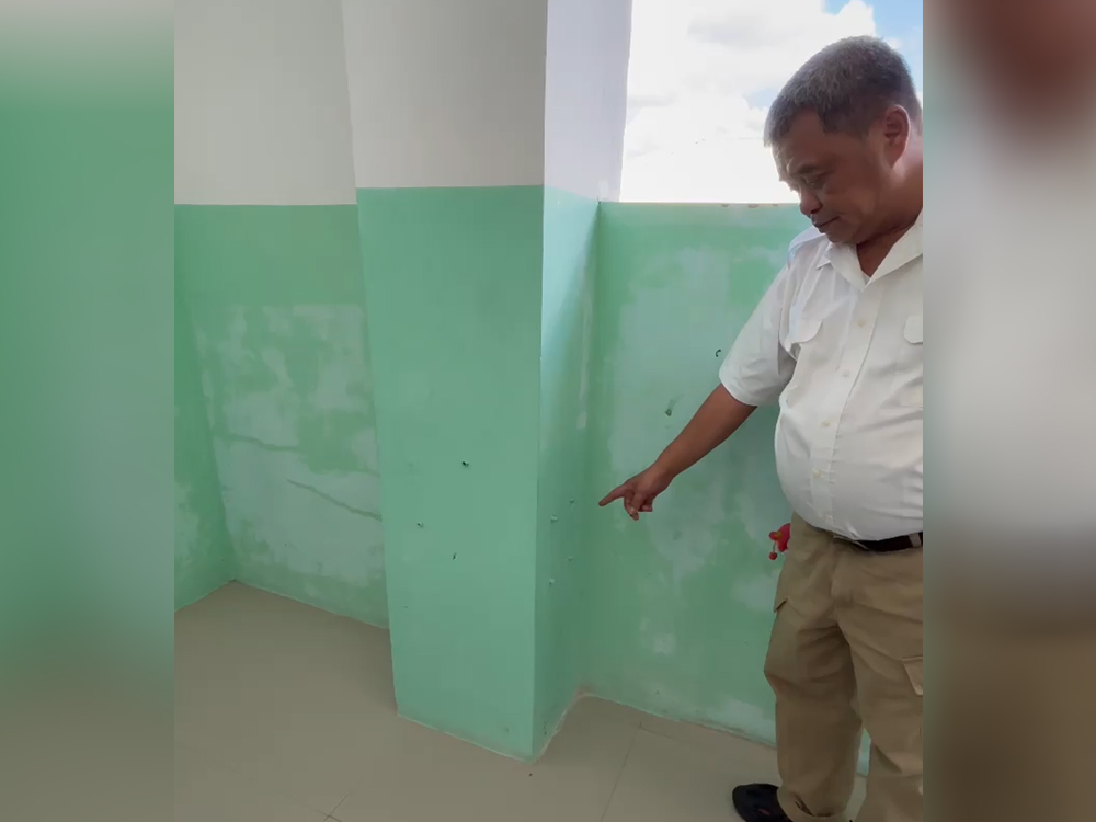 Tim kuasa hukum terdakwa kasus dugaan korupsi dana hibah Yayasan Mujahidin Kalimantan Barat, Herawan Utoro memperlihatkan bagian bangunan SMA Mujahidin yang dibor oleh tim ahli yang ditunjuk Kejaksaan