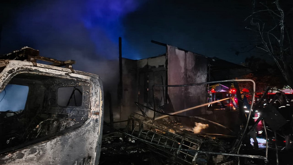 Dua Korban Terluka, Kebakaran Hebat Hanguskan Rumah dan Tiga Kendaraan di Ketapang