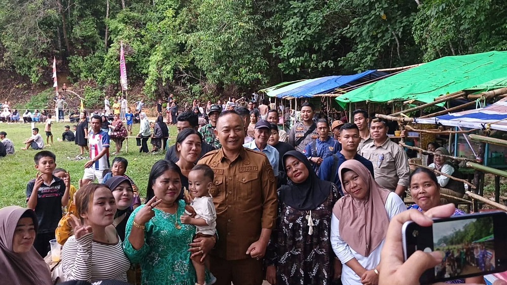 Hadiri HUT Desa Penjawaan, Bupati Ketapang Serap Aspirasi dan Tinjau Rencana Pembangunan Fasilitas Umum