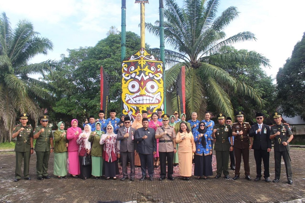 Peringati Hari Berkabung Daerah, Forkopimda Kapuas Hulu Gelar Upacara dan Ziarah di TMP Manalo Marajuang