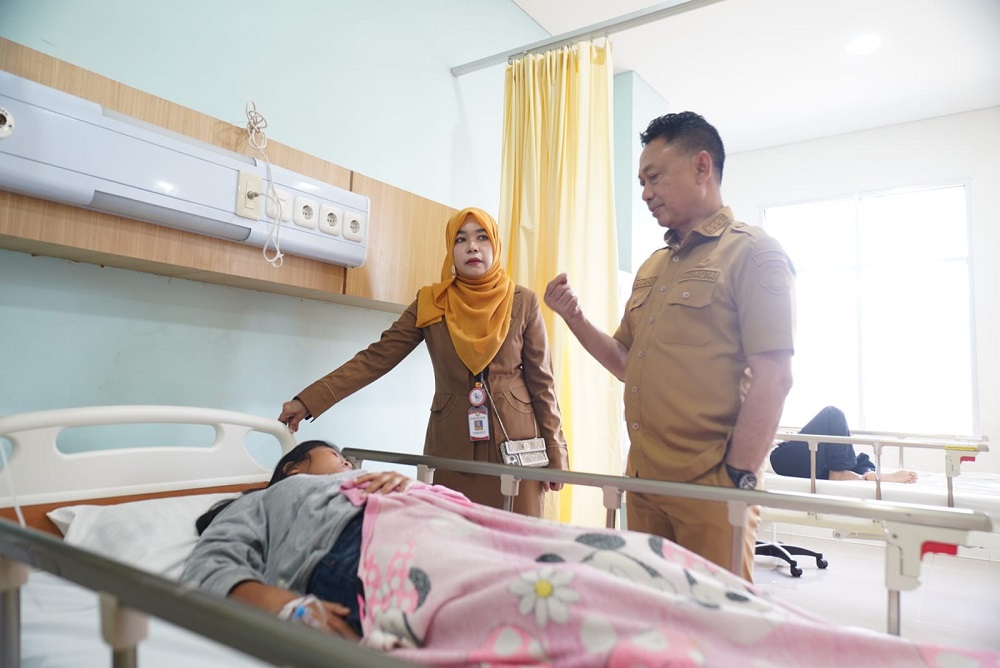 Wako Edi Jenguk 56 Warga Diduga Keracunan Makanan, Gratiskan Pengobatan di RSUD Pontianak Utara