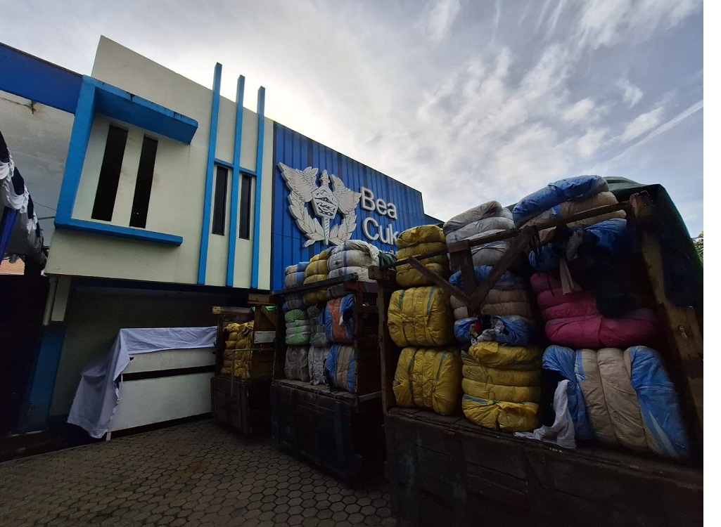 Bea Cukai Sita 2.060 Bale Pakaian Bekas Ilegal di Kalbar Senilai Rp16,4 Miliar, Diduga Hendak Dikirim ke Jakarta