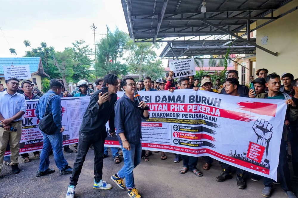 Ratusan Buruh PT KAL Demo di Kantor Bupati dan DPRD Ketapang, Mediasi Dijadwalkan 22 Juni