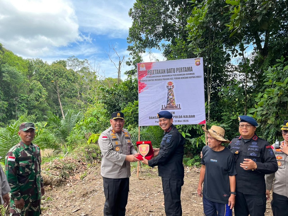 Kenang Enam Brimob Gugur, Dansat Brimob Polda Kalbar Letakkan Batu Pertama Monumen Perjuangan di Kapuas Hulu