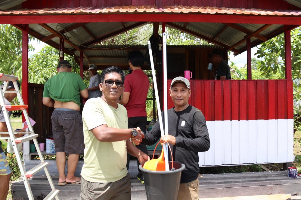 Kodim 1206/Putussibau Salurkan Bantuan Alat Kebersihan untuk Poskamling di Kampung Merah Putih