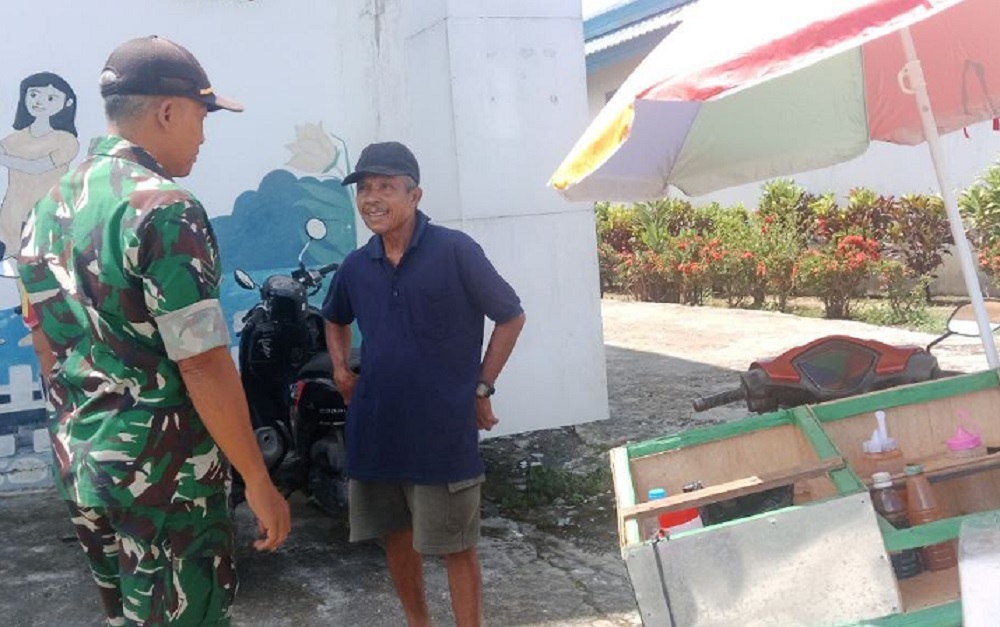 Lewat Komsos, Babinsa Puring Kencana Beri Semangat Pedagang Bakso Keliling