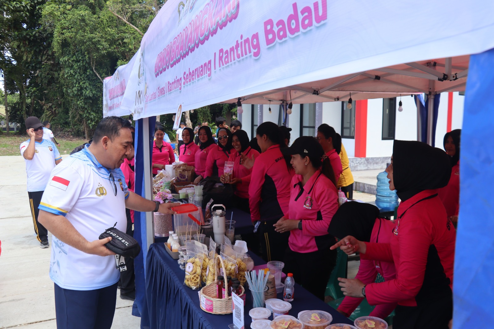 Dukung Ekonomi Kerakyatan, Kapolres Kapuas Hulu Sambangi Stand UMKM di Semarak Bhayangkara