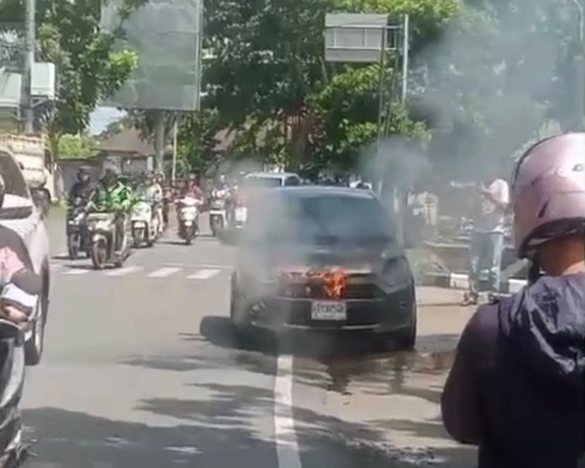 Diduga Korsleting Listrik, Mobil Terbakar di Jalan Alianyang Pontianak Dekat Pemakaman Sungai Bangkong