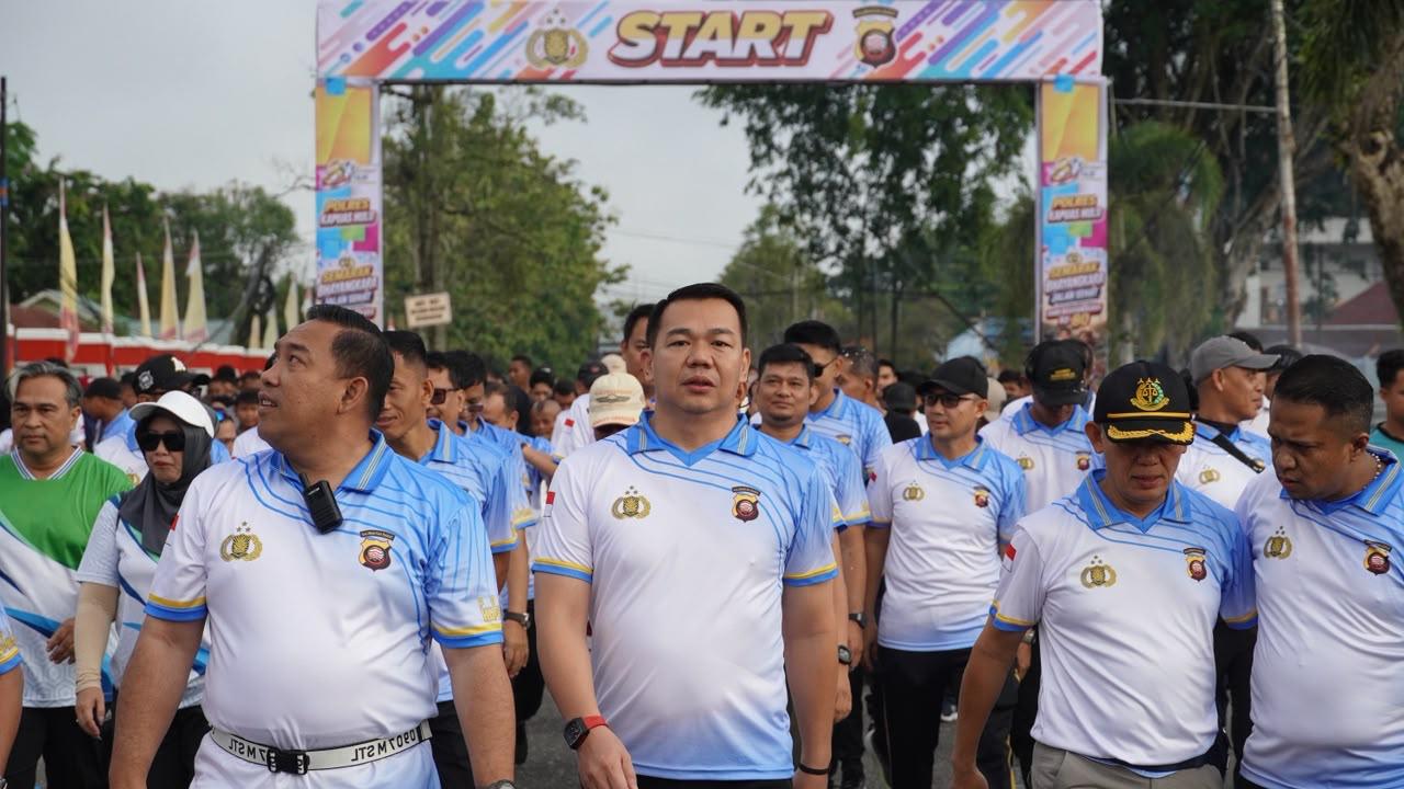 Sambut HUT Bhayangkara ke-80, Ribuan Warga Meriahkan Jalan Sehat, CFD dan Bazar UMKM di Kapuas Hulu