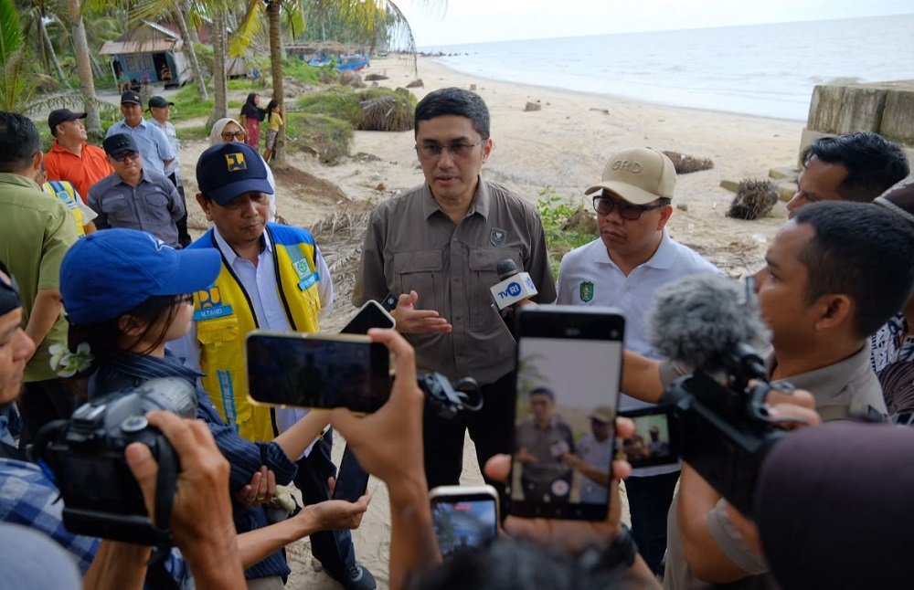 Abrasi Capai 20 Meter per Tahun, Kemenko Infrastruktur Tinjau Usulan Pengaman Pantai Arung Parak di Sambas