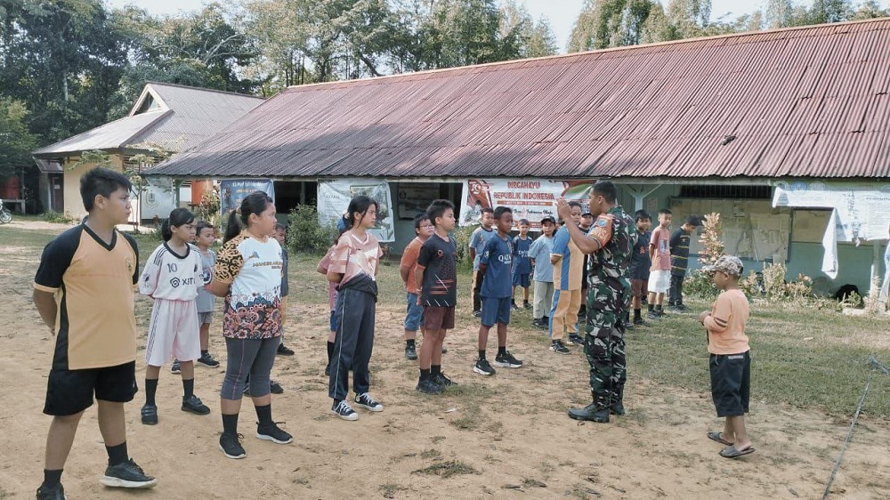 Babinsa Semitau Dukung Pembinaan Pramuka, Tanamkan Disiplin dan Jiwa Nasionalisme Sejak Dini