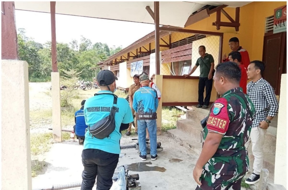 Cegah DBD, Babinsa dan Puskesmas Lakukan Fogging di SMAN 1 Batang Lupar