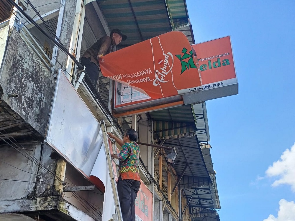 Tunggak Pajak, Billboard Vivo dan Teh Botol Sosro di Pontianak Dibongkar Pemkot