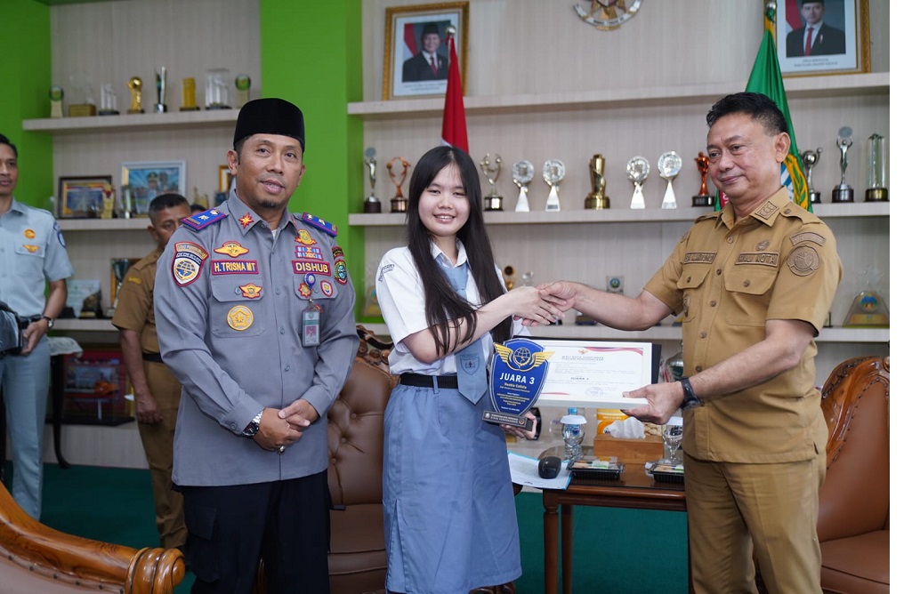 Inovasi Pelajar Pontianak Juara Lomba Keselamatan Lalu Lintas, Edi Minta Jadi Agen Perubahan