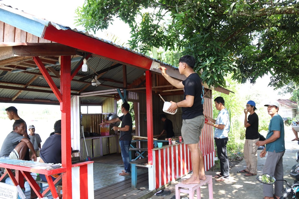 Kodim 1206/Putussibau dan Warga Gotong Royong Renovasi Pos Kamling Kampung Merah Putih
