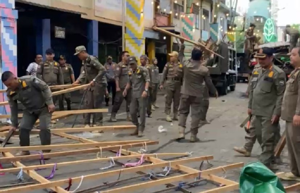 Satpol PP Bongkar Lapak yang Makan Badan Jalan di Pasar Tengah Pontianak
