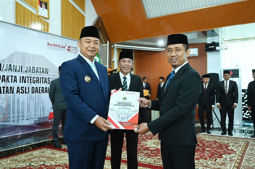 Lantik 12 Pejabat Eselon II, Bupati Ketapang Tekankan ASN Harus Jadi Pelayan Masyarakat