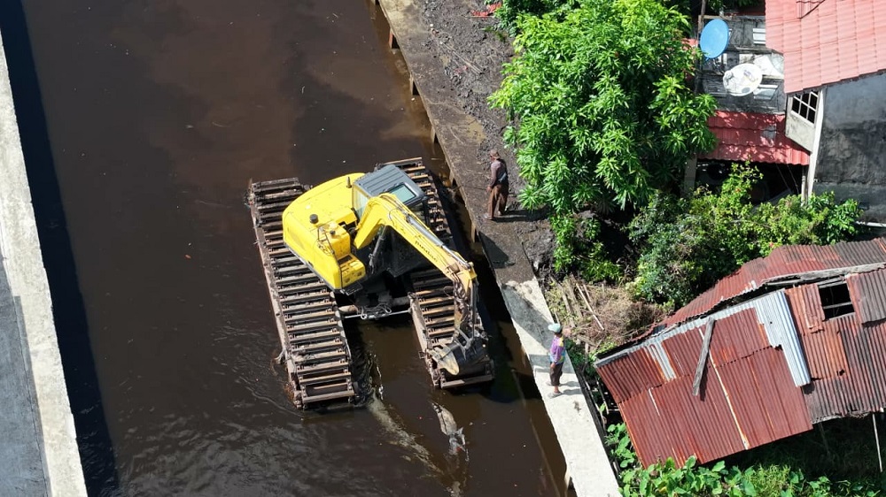 Pemkot Pontianak Genjot Normalisasi Parit, Ekskavator Amfibi Diterjunkan Atasi Banjir