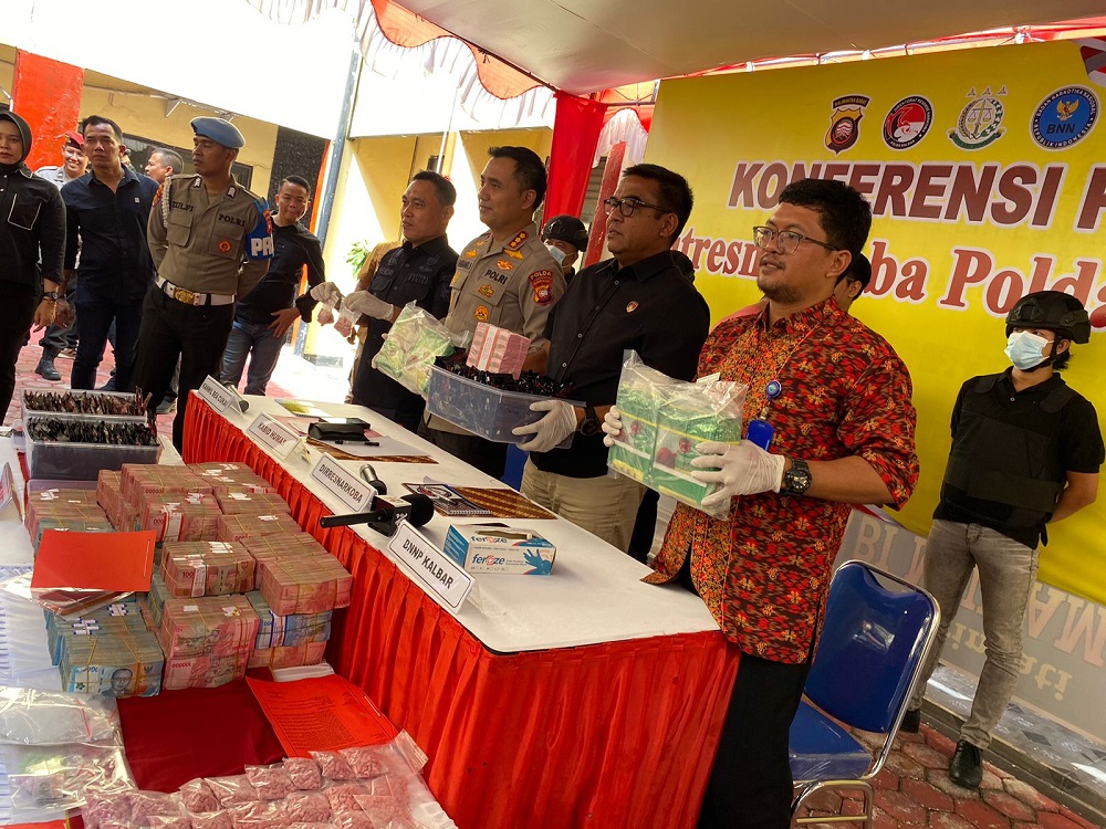 Gerebek Rumah Bandar Narkoba di Pontianak, Polda Kalbar Sita 4,3 Kg Sabu, Heroin dan Rp3,8 Miliar