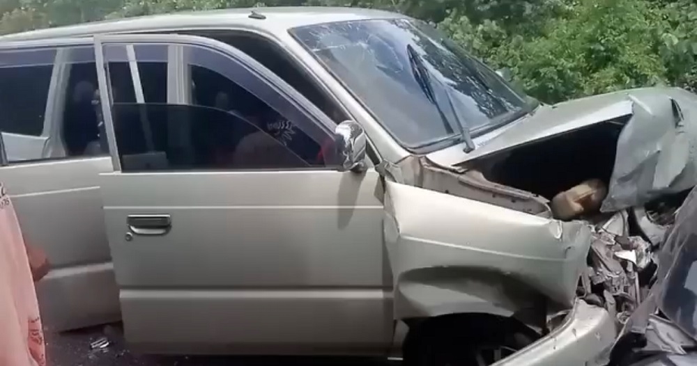 Mobil Hilang Kendali di Jalan Ketapang–Pesaguan, Tabrak Toyota Calya dari Arah Berlawanan