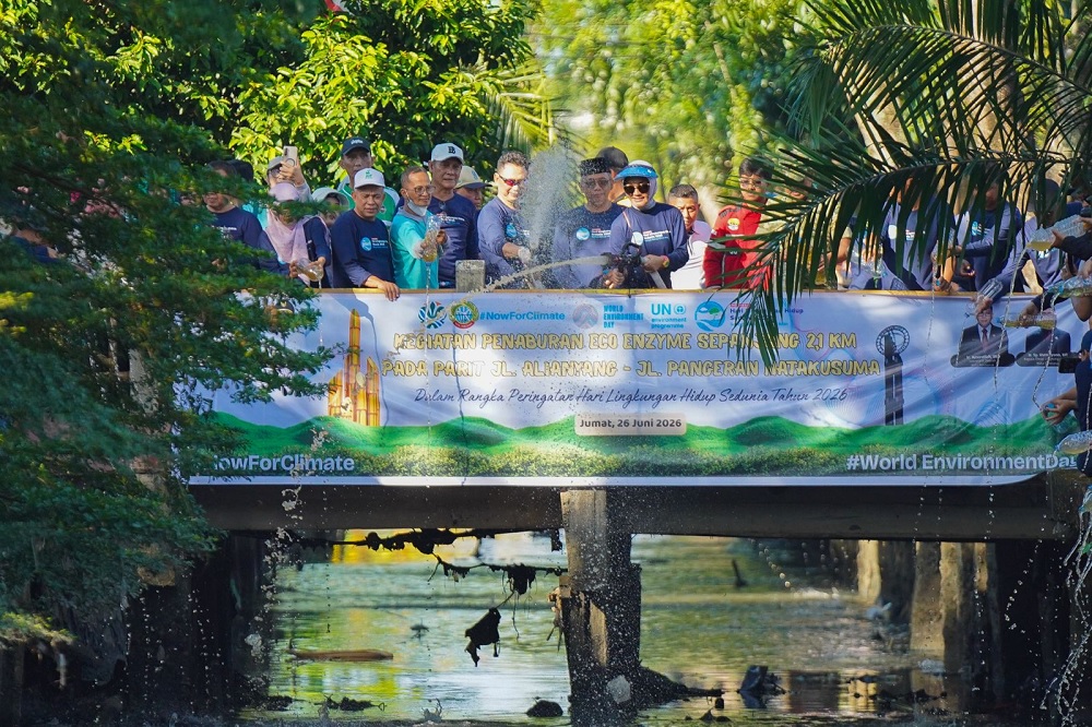 Pontianak Jadi Daerah Ketiga Terapkan Penaburan Eco Enzyme untuk Bersihkan Parit