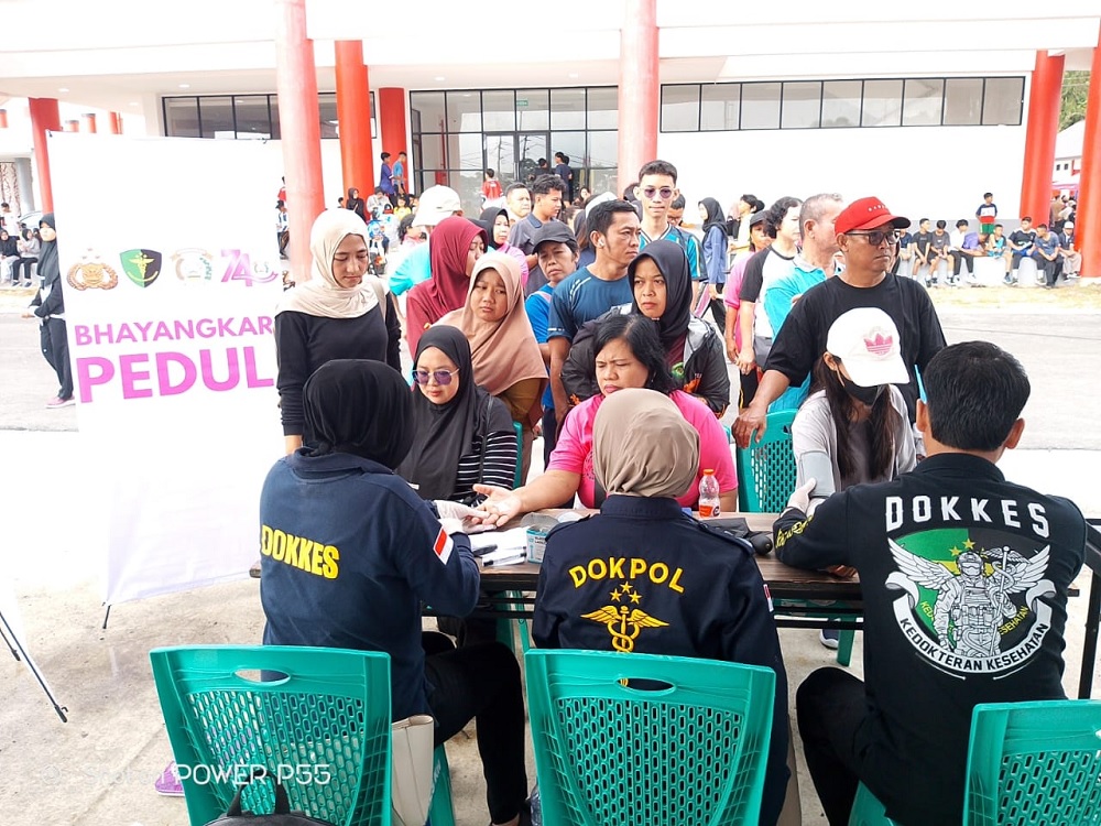 Ribuan Warga Ikuti Jalan Sehat Hari Bhayangkara, Polres Kapuas Hulu Sediakan Cek Kesehatan Gratis