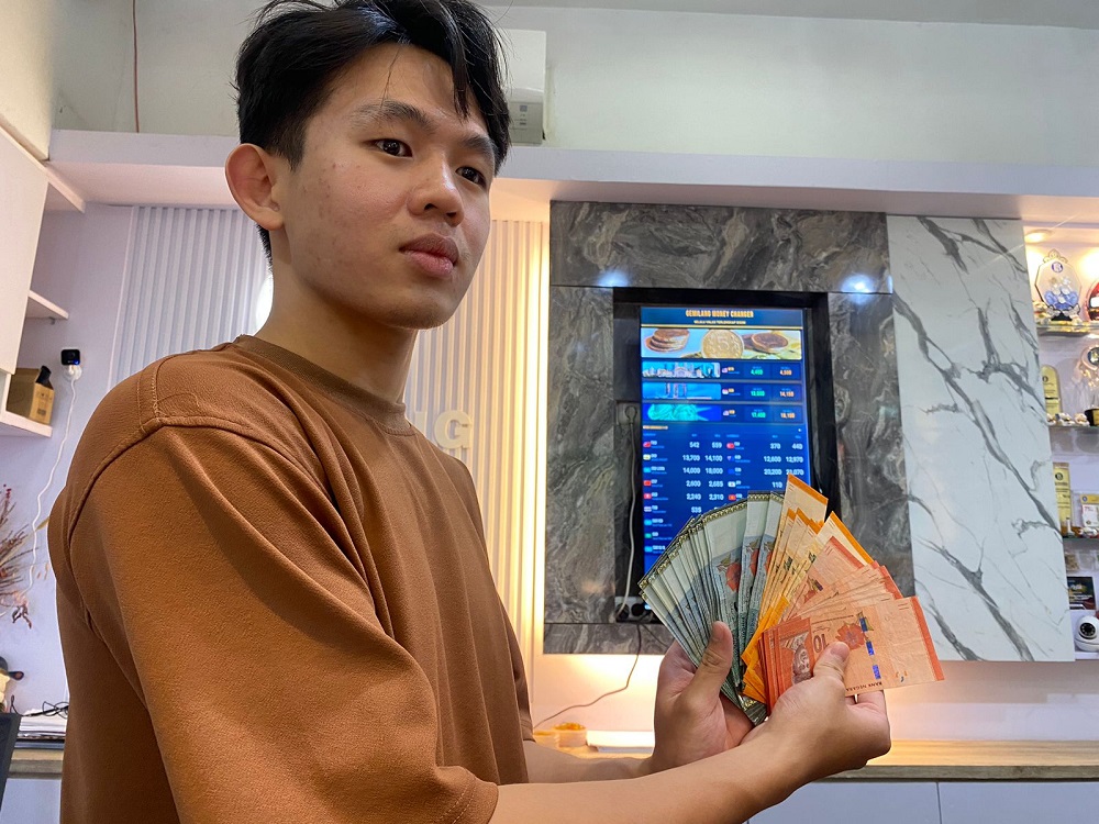 Rupiah Melemah, Warga Malaysia Ramai Tukar Uang dan Belanja di Pontianak