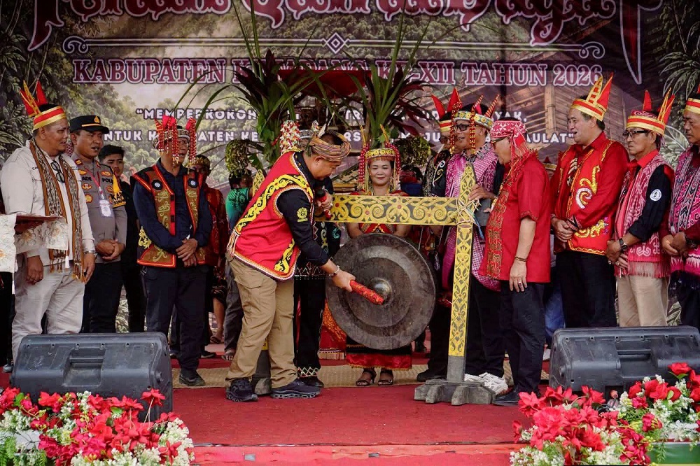 Bupati Alexander Wilyo Buka Pekan Gawai Dayak XII Ketapang, Ajak Masyarakat Lestarikan Budaya Dayak