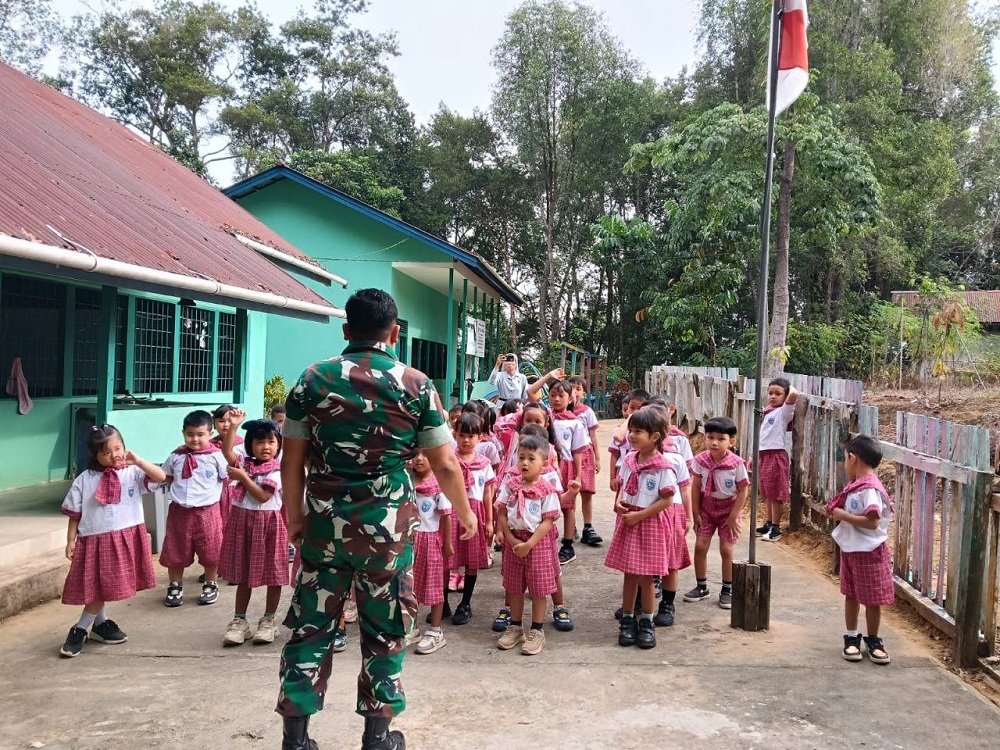 Babinsa Semitau Edukasi Siswa TK Pelita Stop Bullying, Tanamkan Karakter Sejak Dini