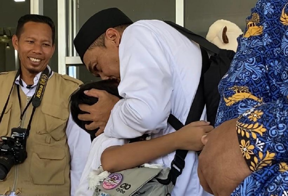 Haru Kepulangan Jemaah Haji Kalbar, Syukur Usai 12 Tahun Menunggu hingga Bawa Boneka Unta untuk Anak