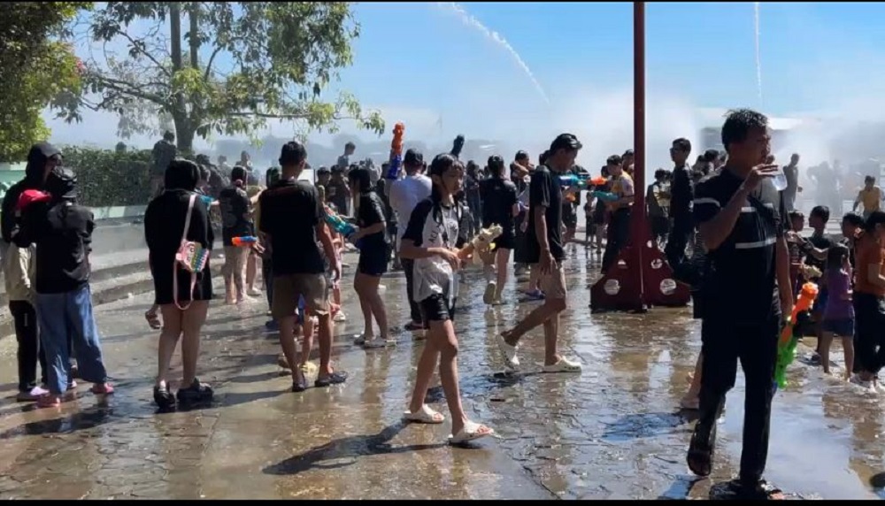 Perang Air Meriahkan Festival Bakcang Pontianak, Ribuan Warga Tumpah Ruah di Tepi Kapuas