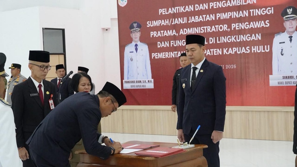 Fransiskus Diaan Lantik 58 ASN, Tekankan Integritas dan Kinerja untuk Percepat Pembangunan Kapuas Hulu