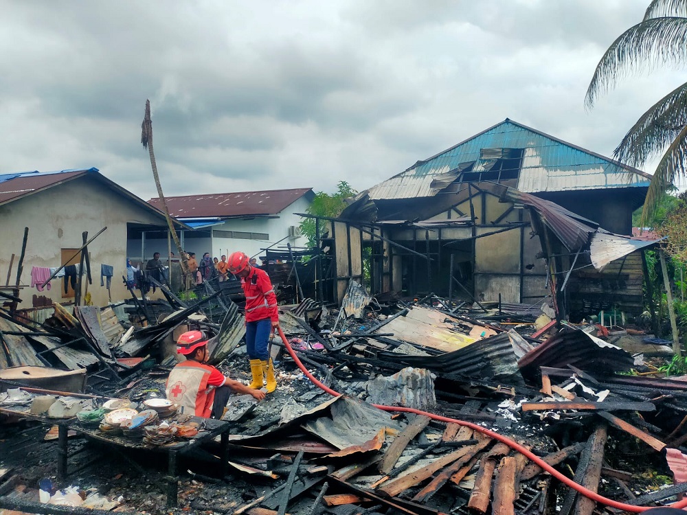 Rumah Warga di Sungai Kakap Ludes Terbakar, Polisi Duga Korsleting Kabel Kulkas Jadi Penyebab
