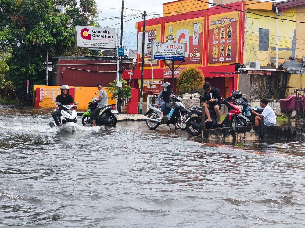Hujan Deras dan Air Pasang Rendam Sejumlah Wilayah di Pontianak, Aktivitas Warga Terganggu