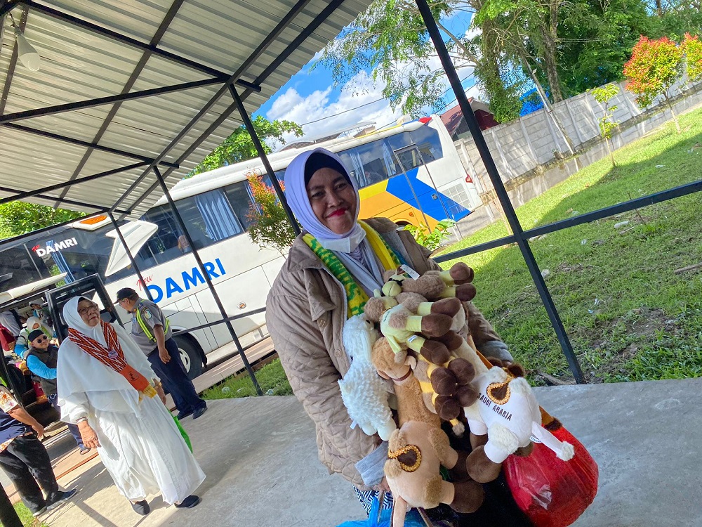 Pulang Haji, Khusnul Khatimah Bawa 20 Boneka Unta Untuk Anak