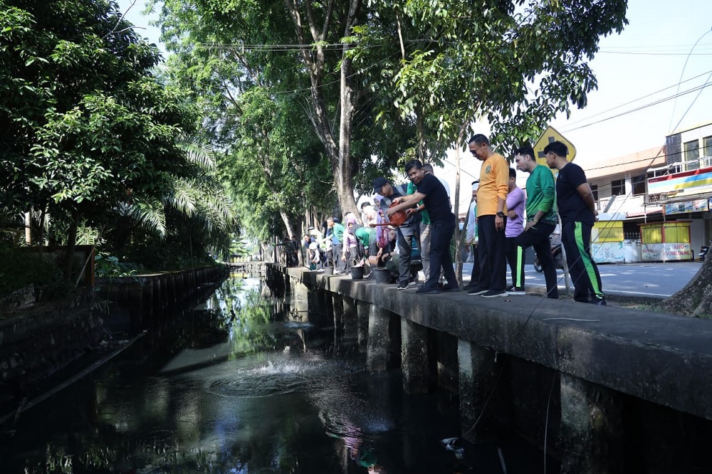 DLH Pontianak Uji Coba Tebar Eco Enzym di Parit, Targetkan Kurangi Bau dan Perbaiki Kualitas Air