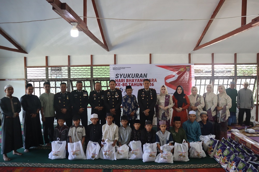 Hari Bhayangkara ke-80, Wakapolres Ketapang Gelar Syukuran dan Salurkan Bansos di Ponpes An-Nawawi