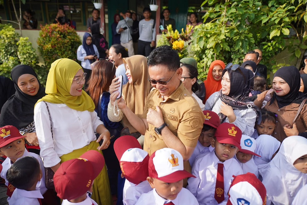 Hari Pertama Sekolah di Pontianak, Para Ayah Luangkan Waktu Dampingi Anak Ikuti MPLS