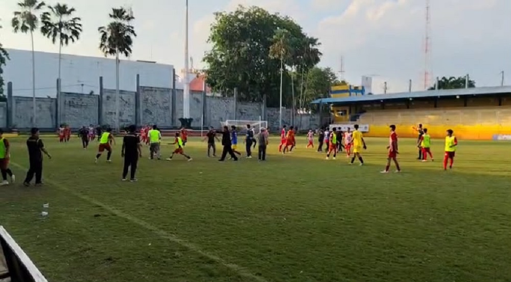 Final Soeratin U-15 Kalbar Ricuh, Keributan Meluas hingga Luar Stadion PSP Pontianak