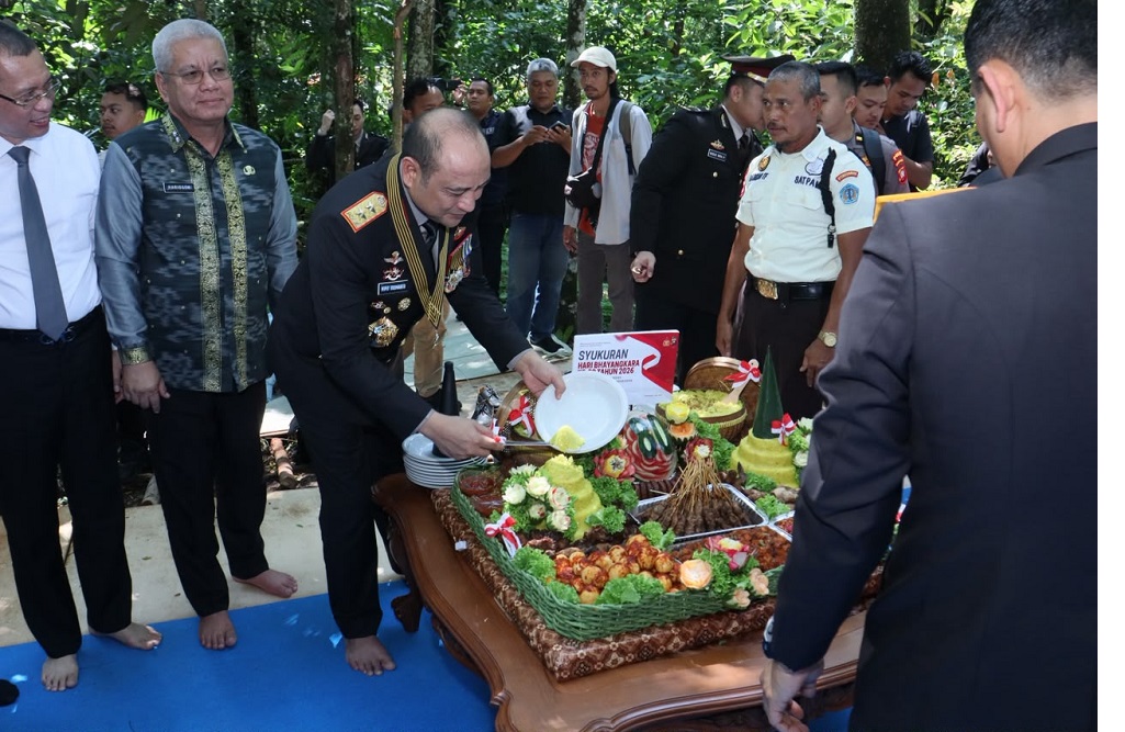 Hari Bhayangkara ke-80, Polda Kalbar Salurkan 885 Paket Bansos di 10 Lokasi