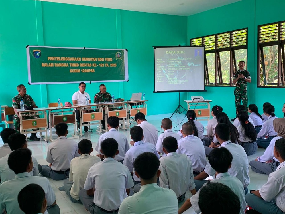 TMMD ke-129 Kodim 1206/Putussibau Sosialisasikan Rekrutmen TNI AD kepada Pelajar Kapuas Hulu