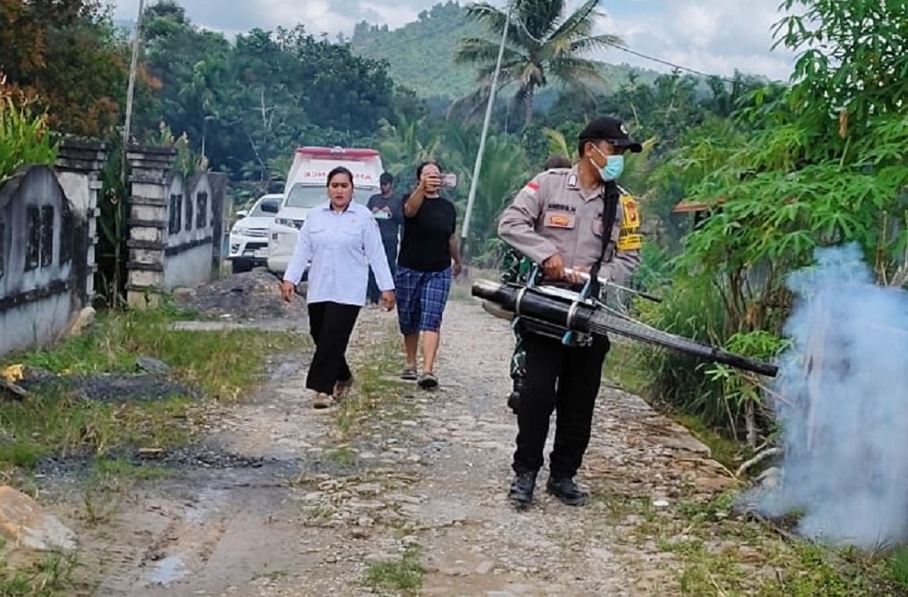 Cegah DBD, Bhabinkamtibmas Bersama TNI dan Tenaga Kesehatan Gelar Fogging di Merakai Panjang