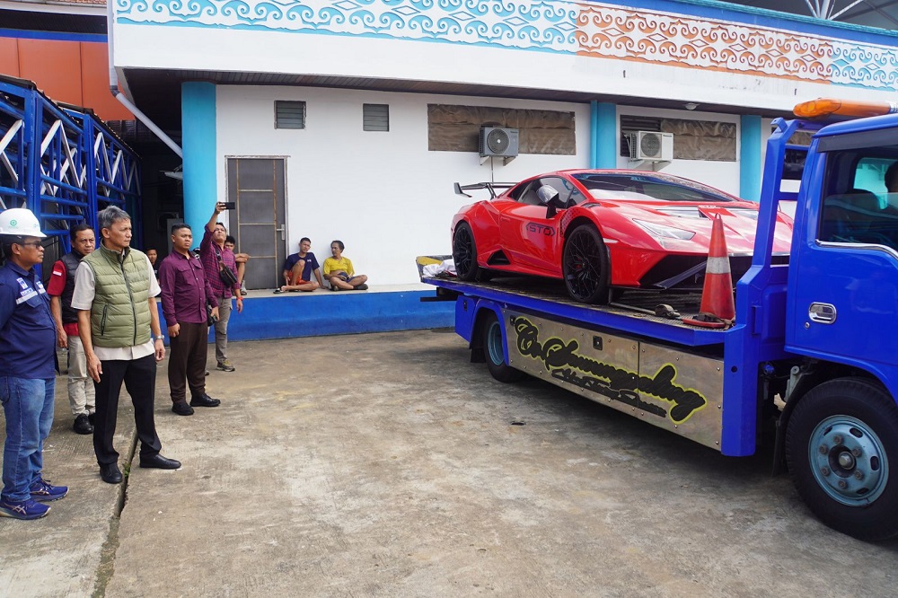 Ada Lamborghini, 4 Mobil Mewah Milik Tersangka Korupsi Bauksit Aseng Dikirim ke Kejagung