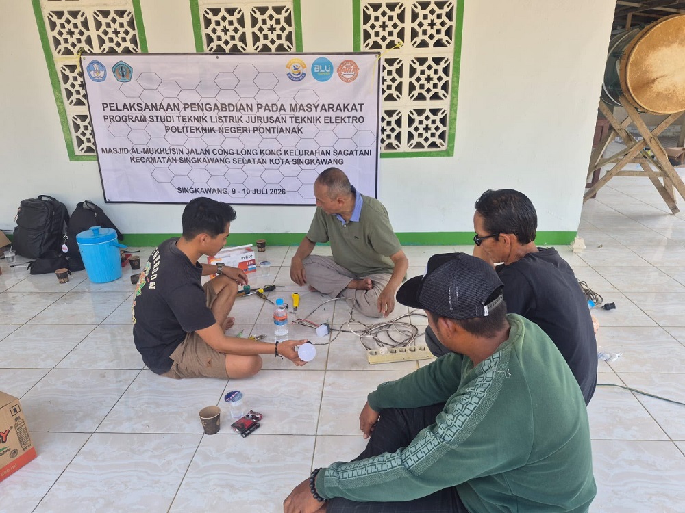 Polnep Terapkan Sistem Penerangan Hemat Energi di Masjid Al-Mukhlisin Singkawang