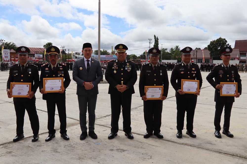 Personel Berprestasi Polres Kapuas Hulu Terima Penghargaan Presiden dan Bupati di Hari Bhayangkara ke-80