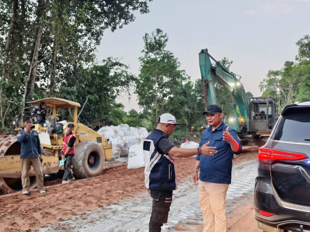 Bupati Ketapang Tinjau Proyek Jalan di Kekura, Pastikan Pembangunan Berjalan Sesuai Target