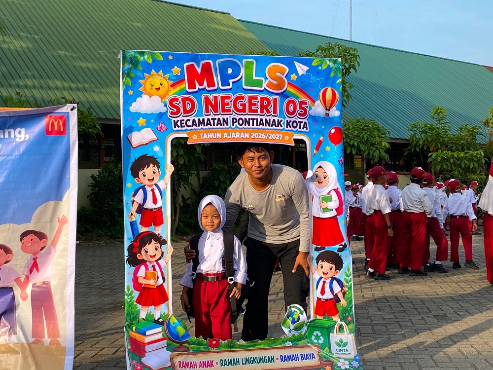 Di Tengah Kesibukan Jadi Sopir, Indra Sempatkan Antar Anak di Hari Pertama Sekolah