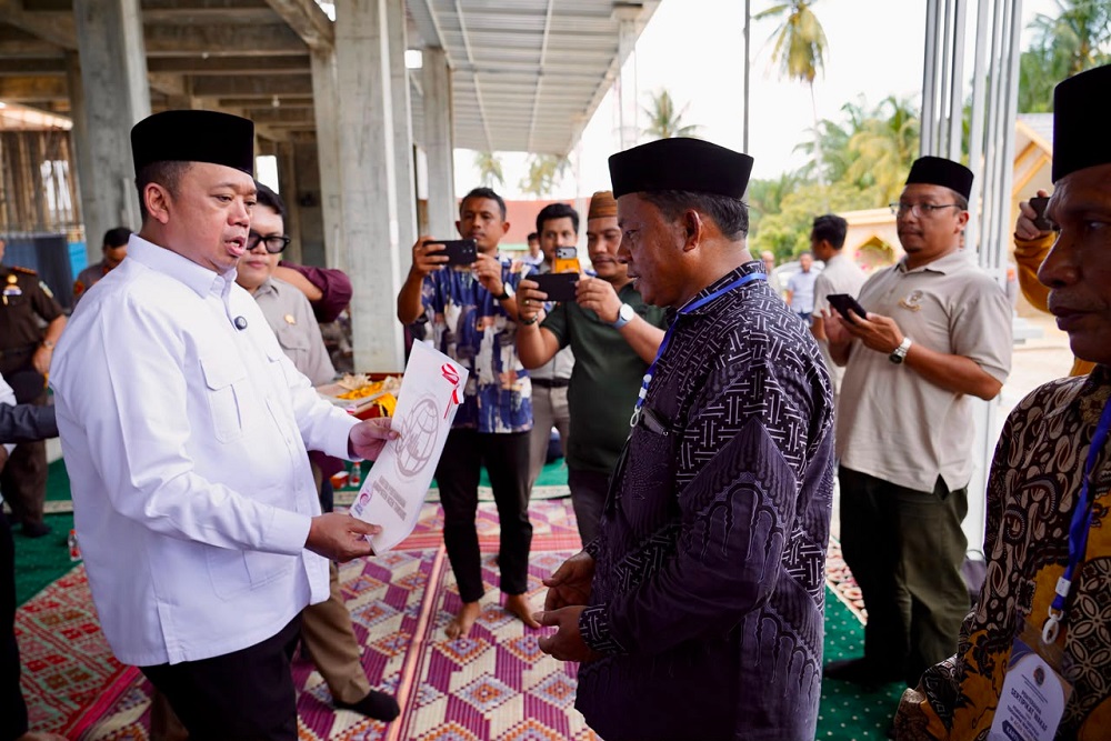 Menteri Nusron Serahkan Sertipikat Tanah Wakaf dan Bantuan Rp500 Juta untuk Masjid Terdampak Bencana Aceh Tamiang