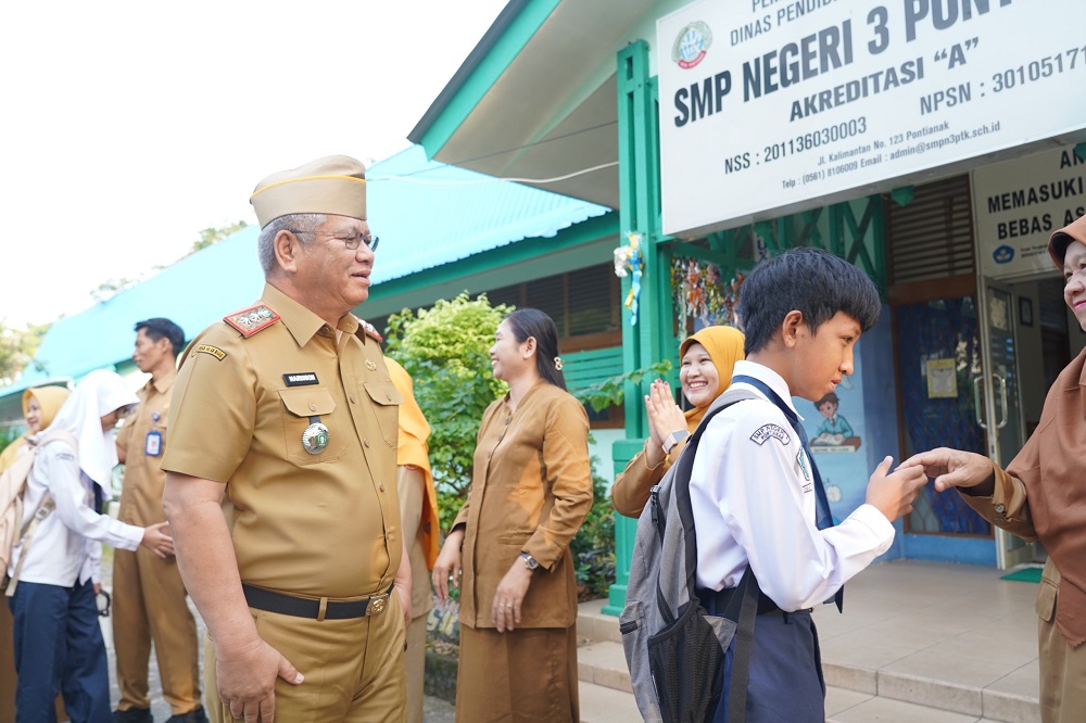 Sekda Kalbar Harisson Antar Putra ke Sekolah, Tegaskan Pentingnya Peran Ayah dalam Pengasuhan Anak