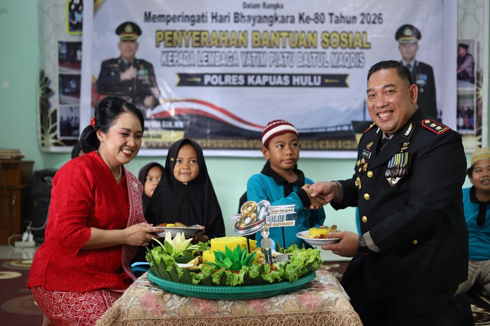 Hari Bhayangkara ke-80, Polres Kapuas Hulu Salurkan Bansos untuk Anak Yatim Piatu